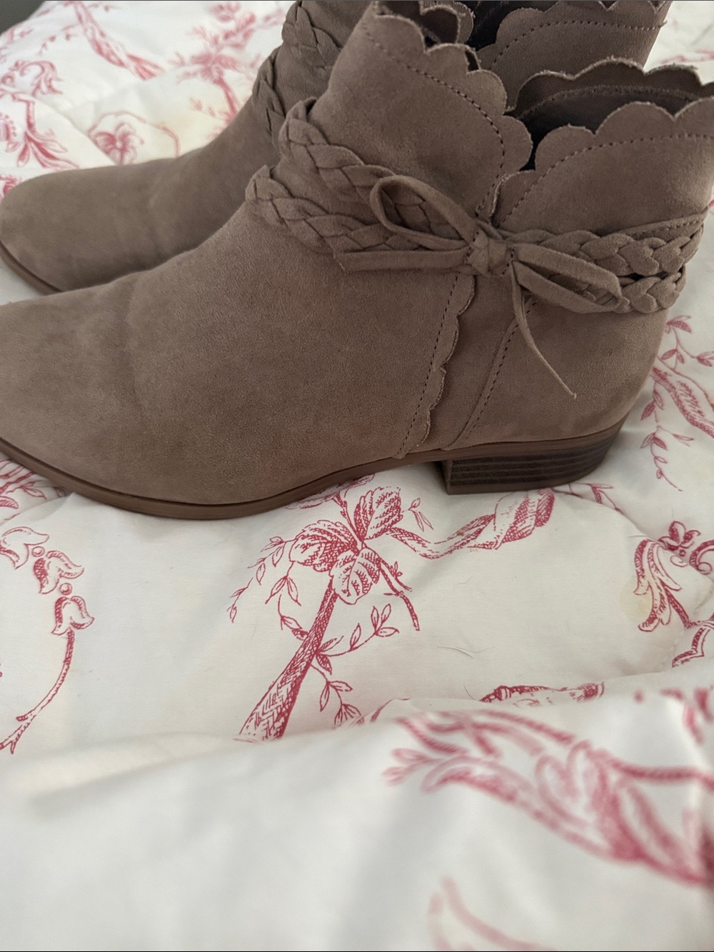 SO Girls' Scalloped Braided Ankle Boots in Taupe